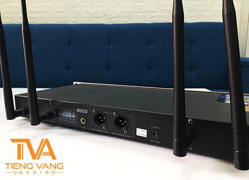 Mặt sau bộ thu Shure KTV U-800